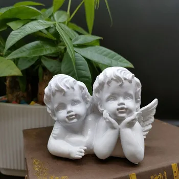 Avrupa reçine Cupid melek süsler severler gün boyunca el sanatları hediyeler yapmak.