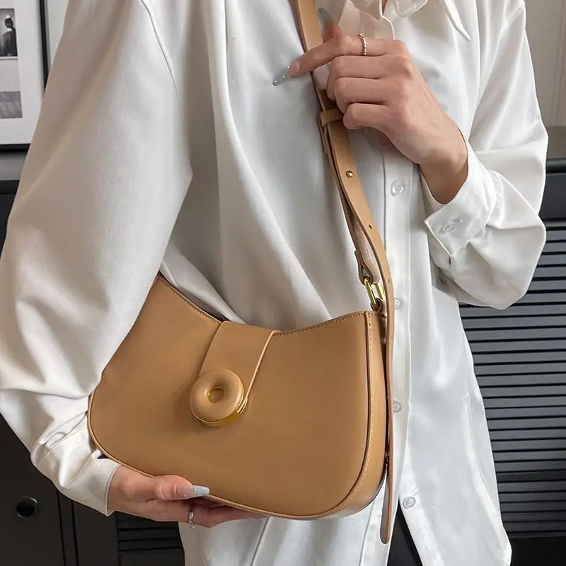 Beyaz omuz çantaları Kadınlar için Lüks Pu Deri çapraz askılı çanta Klasik Küçük Flap askılı çanta Tüm Maç Tasarım Bayan çanta